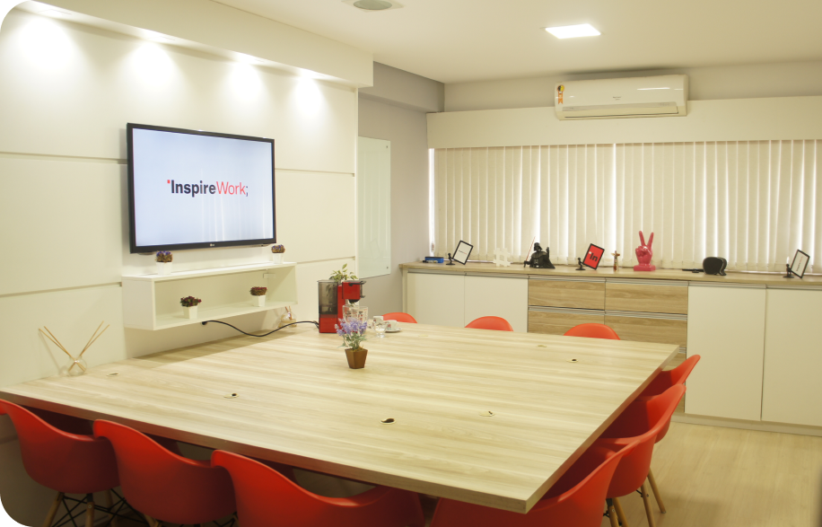 Sala executiva preparada para reunião empresarial